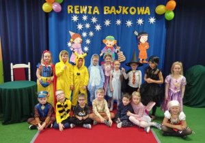 Dzieci pozują do zdjęcia na tle dekoracji