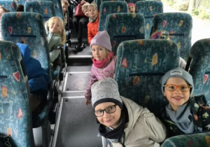 Dzieci siedzą w autokarze