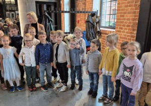 Dzieci stoją w hollu głównym Monopolis