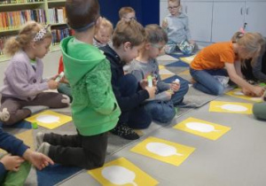 Dzieci wykonują pracę plastyczną