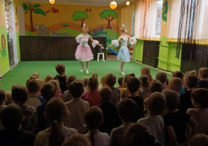 Dzieci oglądają przedstawienie baletowe