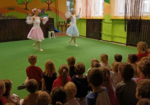 Tancerki wykonują taniec