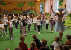 Dziewczynki naśladują ruchy tancerki