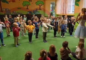 Chłopcy naśladują ruchy tancerki