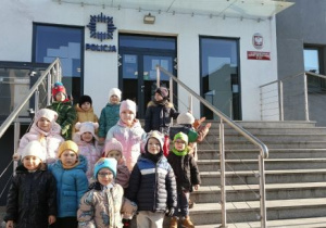 Dzieci stoją na schodach przez Komendą Policji
