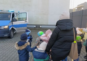 Dzieci oglądają radiowóz