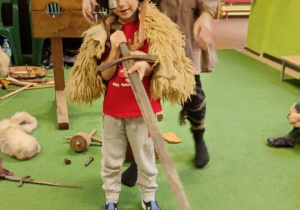 Chłopiec przymierza strój woja