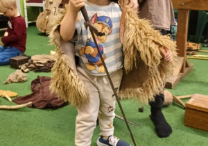 Chłopiec przymierza strój woja