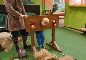 Chłopiec zakuty w dyby