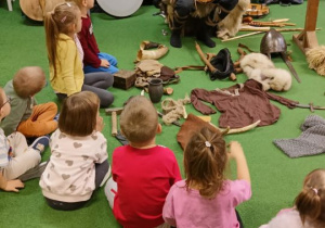 Prowadzący gra na instrumencie