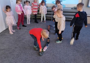 Dzieci ustawiają swoje buty podczas zabawy