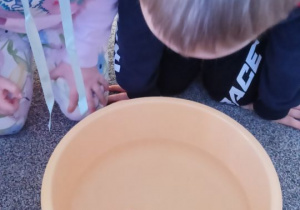 Dzieci obserwują swoją wróżbę