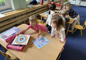 Dzieci wybierają gry przy stoliku