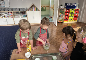 Chłopiec miesza skłądniki