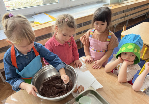 Dziewczynka miesza składniki