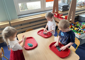 Dzieci wałkują ciasto