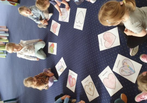 Dzieci wypełniają swoje serduszka obrazkami