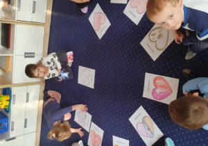 Dzieci rezentują swoje obrazki