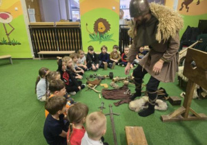 Prowadzący prezentuje eksponaty dzieciom