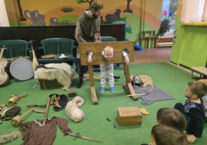 Chłopiec zakuty w dyby