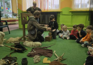 Chłopiec ogląda eksponaty