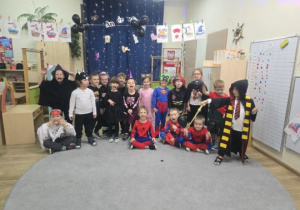 Dzieci pozują do zdjęcia