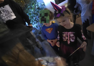 Dzieci biorą udział we wróżbach