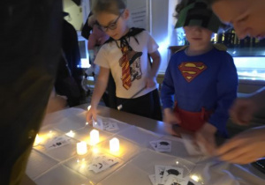 Dzieci biorą udział we wróżbach