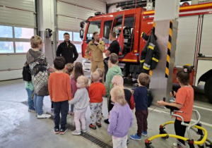 Dzieci oglądają wóz strażacki