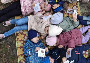 Dzieci odpoczywają na kocu