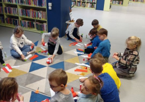 Dzieci wykonują pracę plastyczną