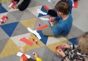 Dzieci wykonują pracę plastyczną