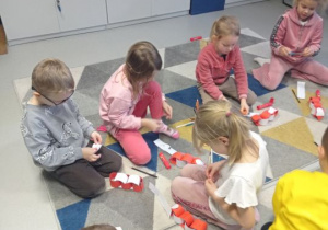 Dzieci wykonują pracę plastyczną