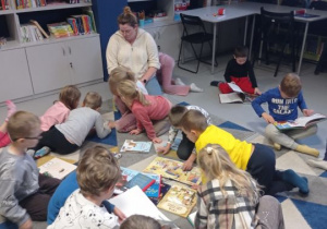 Dzieci oglądają książki