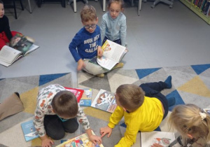 Dzieci oglądają książki