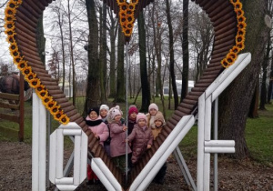 Dziewczynki pozują do zdjęcia przy figurze serca