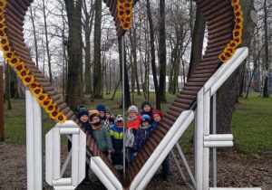 Chłopcy pozują do zdjęcia przy figurze serca