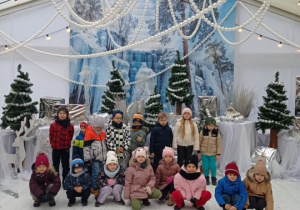 Dzieci w zimowej krainie