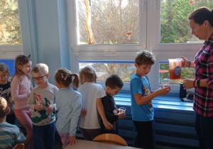 Dzieci próbują własnoręcznie zrobiony sok