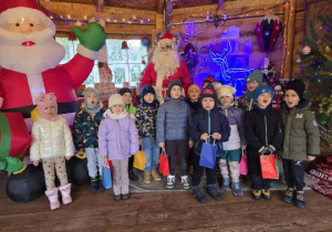 Dzieci pozują do zdjęcia z Mikołajem