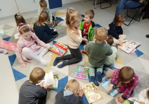 Dzieci oglądają książki