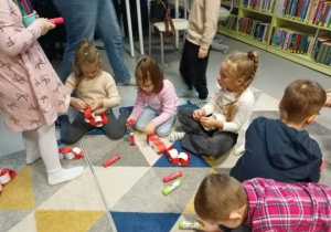Dzieci wykonują pracę plastyczną