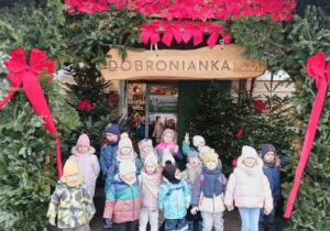 Dzieci stoją przed wejściem do Dobronianki