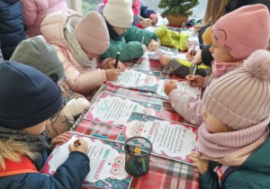 Dzieci piszą list do Mikołaja