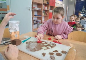 Dziewczynka wykrawa pierniczki