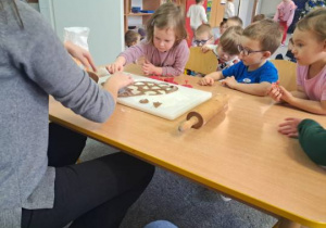 Dzieci wykrawają pierniczki