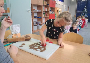 Dziewczynka wykrawa pierniczki