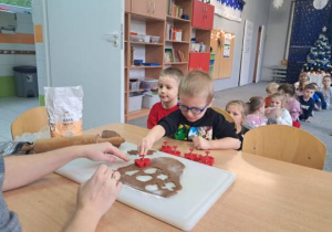 Chłopiec wykrawa pierniczki