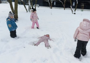 Dzieci bawią się na śniegu