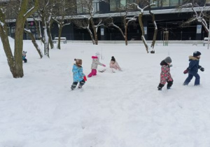 Dzieci bawią się na śniegu